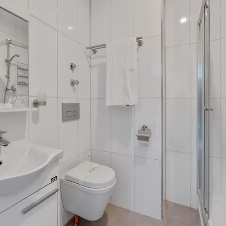 Urban Retreat, Cleaning Included * 오버하우젠